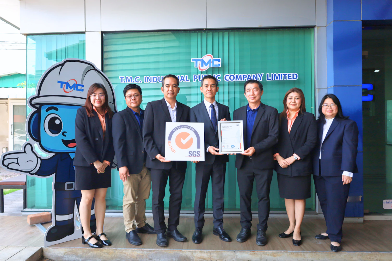 คณะผู้บริหารบริษัท ที.เอ็ม.ซี. อุตสาหกรรม จำกัด (มหาชน) รับมอบใบรับรอง ISO 14001:2015 เพื่อยืนยันความมุ่งมั่นด้านการจัดการสิ่งแวดล้อม