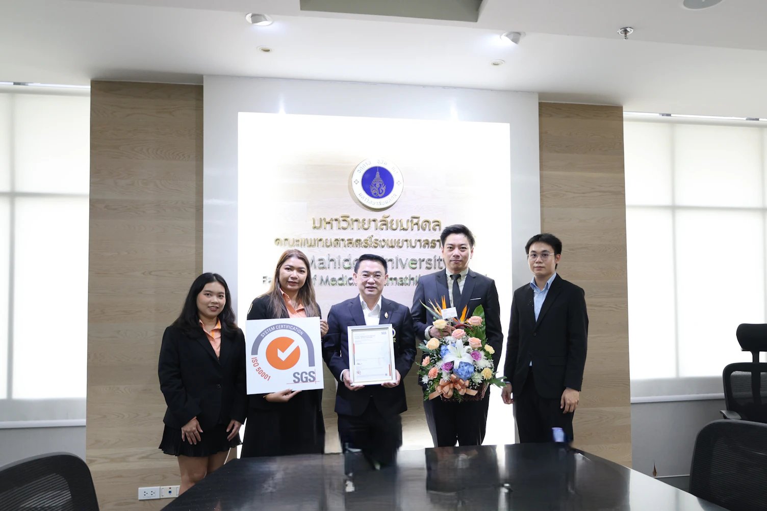 Group photo celebrating the Faculty of Medicine Ramathibodi Hospital’s achievement of ISO 50001:2018 certification from SGS.