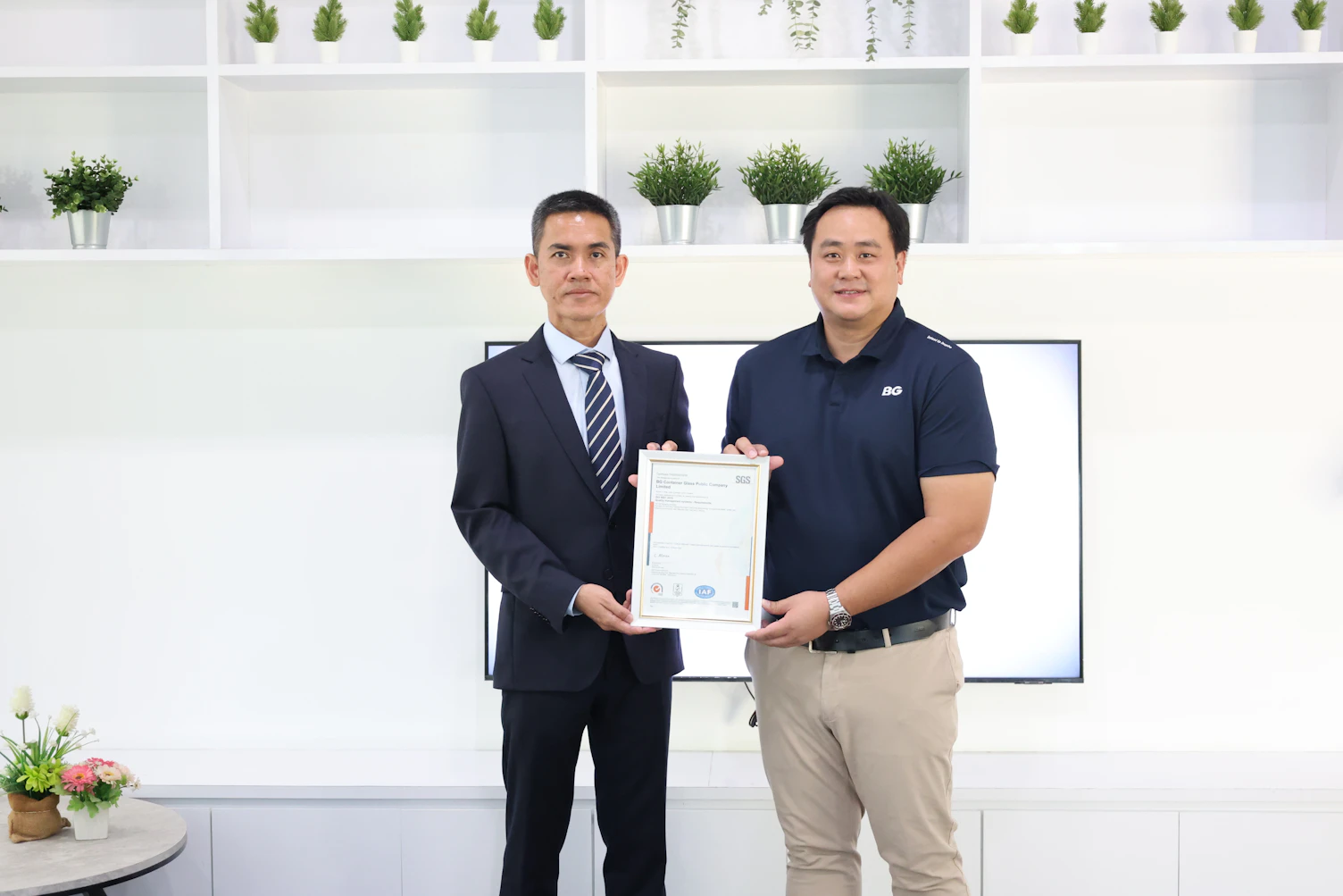 คุณพงษ์ศักดิ์ นามธานี จาก SGS มอบใบรับรอง ISO 9001 ให้แก่ บริษัท บีจี คอนเทนเนอร์ กล๊าส จำกัด (มหาชน)