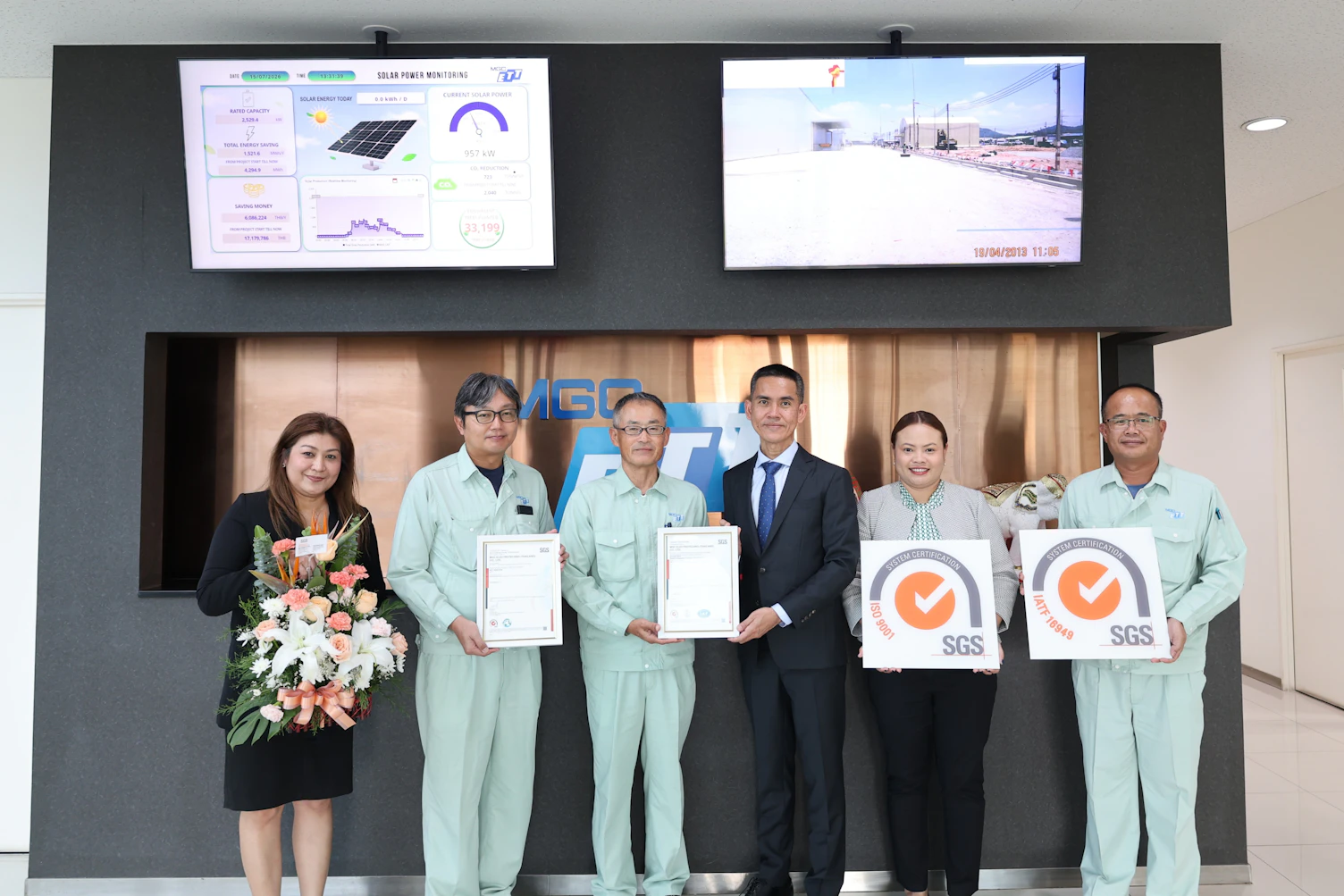ทีมผู้บริหารของบริษัท เอ็มจีซี อิเล็กโทรเทคโน (ประเทศไทย) จำกัด และตัวแทนจาก SGS ร่วมถ่ายภาพแสดงความยินดีหลังรับมอบใบรับรอง