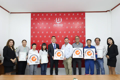 คณะผู้บริหารและตัวแทนจาก SGS ร่วมถ่ายภาพแสดงความยินดีในโอกาสที่บริษัท วิลลิช เซอร์วิส แอนด์ คอนสตรัคชั่น จำกัด ได้รับการรับรองมาตรฐาน ISO