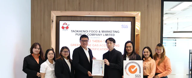 ภาพหมู่พิธีมอบใบรับรอง ISO 14064-1 ให้บริษัทเถ้าแก่น้อยโดย SGS