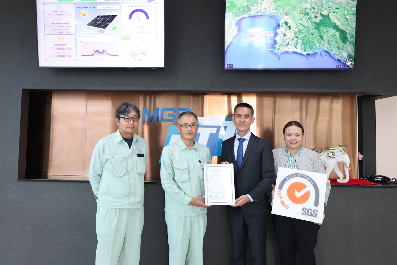 คุณพงษ์ศักดิ์ นามธานี จาก SGS มอบใบรับรอง ISO 9001 และ IATF 16949 ให้แก่ คุณฮิโรยูคิ มัสซึโมโตะ President ของบริษัท เอ็มจีซี อิเล็กโทรเทคโน (ประเทศไทย) จำกัด