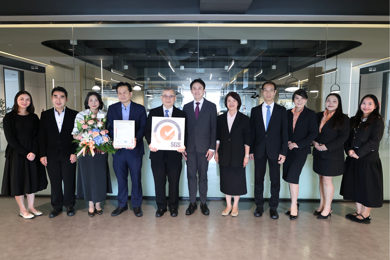 ภาพการมอบใบรับรอง ISO 45001:2018 สะท้อนความมุ่งมั่นในการยกระดับมาตรฐานอาชีวอนามัยและความปลอดภัยของธนาคารกรุงเทพ