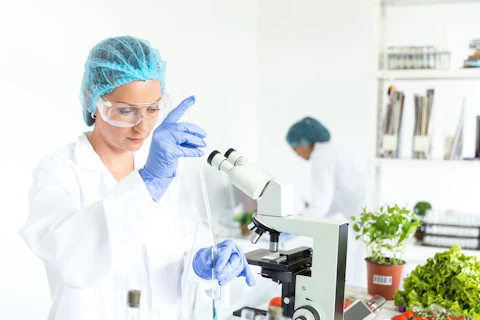 Female microbiologist working in lab.