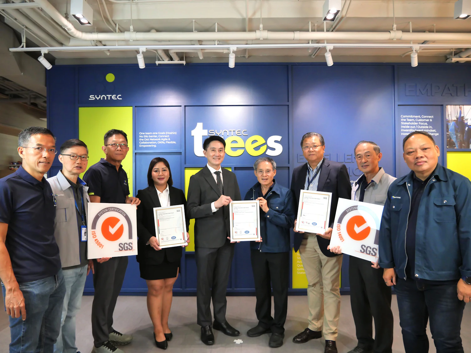 ผู้แทนจาก SGS มอบใบรับรอง ISO 14001 และ ISO 45001 ให้แก่ผู้บริหารของบริษัท ซินเท็ค คอนสตรัคชั่น จำกัด (มหาชน)