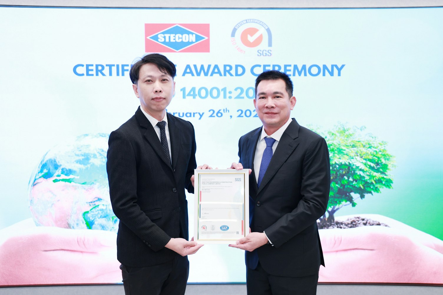 Mr. Terachai Yaoprukchai of SGS presents ISO 14001:2015 certification to the management of Sino Thai Engineering and Construction
