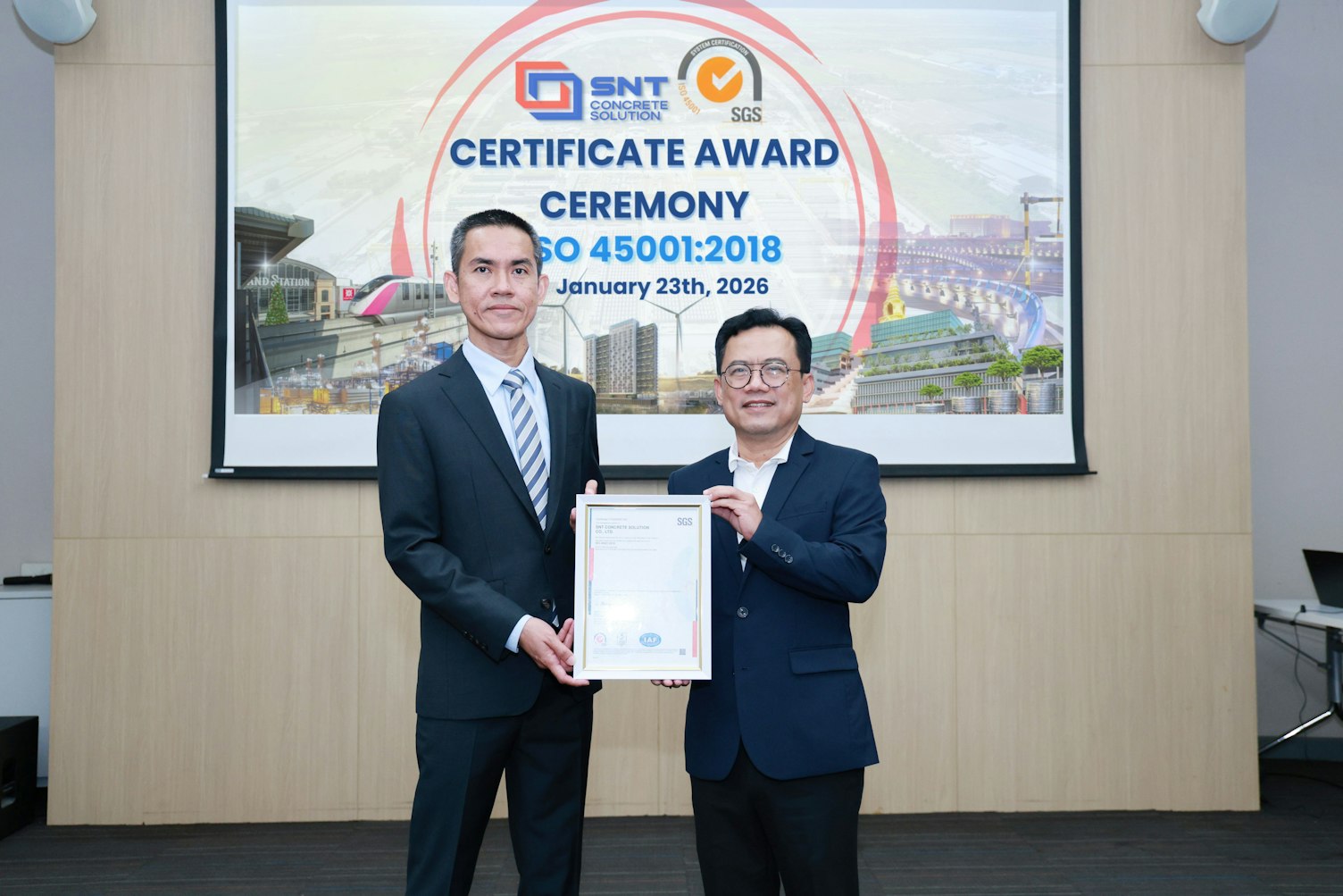 Mr. Pongsak Namthanee, Certification Manager at SGS, presenting the ISO 45001:2018 certificate to Mr. Suppachoke Orratai