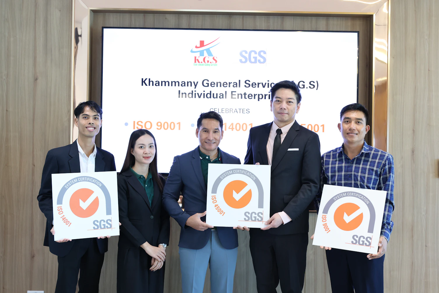 ผู้บริหาร K.G.S. และผู้แทน SGS ร่วมแสดงความยินดีในโอกาสได้รับการรับรองมาตรฐาน ISO 9001, ISO 14001 และ ISO 45001