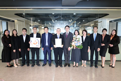 SGS representatives present the ISO 45001:2018 Occupational Health and Safety Management System certification to the management team of Bangkok Bank Public Company Limited (Head Office)