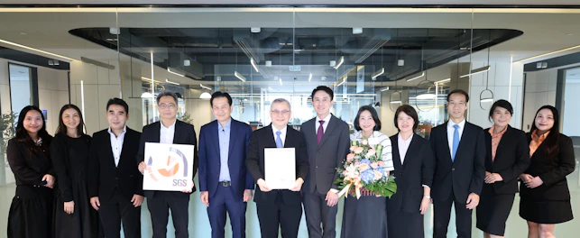 ผู้แทน SGS มอบใบรับรองมาตรฐาน ISO 45001:2018 Occupational Health and Safety Management System ให้แก่คณะผู้บริหารธนาคารกรุงเทพ จำกัด (มหาชน) สำนักงานใหญ่