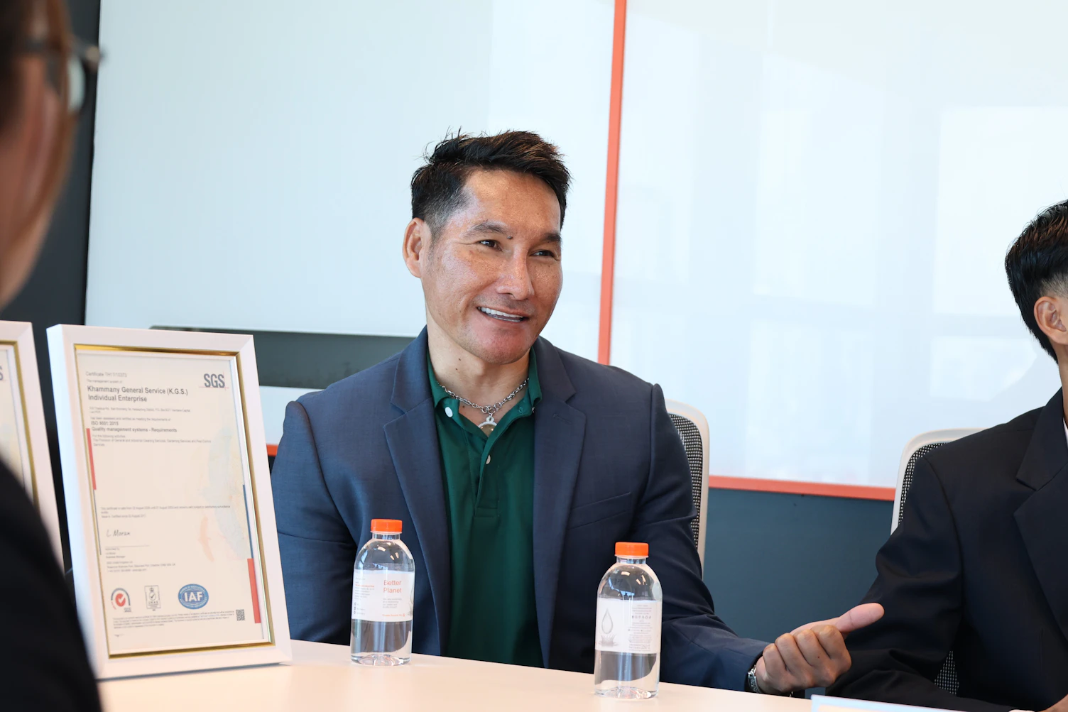ผู้แทนจาก SGS และ K.G.S. ร่วมพูดคุยและแลกเปลี่ยนมุมมองเกี่ยวกับการพัฒนาองค์กรอย่างมีประสิทธิภาพ ปลอดภัย และยั่งยืน