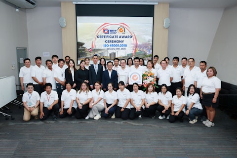 ภาพหมู่ผู้บริหารและทีมงาน SNT Concrete Solution ถ่ายร่วมกับตัวแทน SGS ในพิธีแสดงความยินดีรับรอง ISO 45001:2018