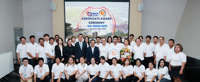 ภาพหมู่ผู้บริหารและทีมงาน SNT Concrete Solution ถ่ายร่วมกับตัวแทน SGS ในพิธีแสดงความยินดีรับรอง ISO 45001:2018