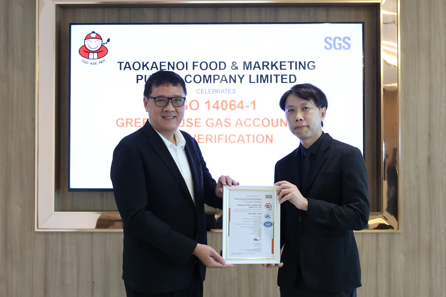 SGS presenting ISO 14064-1 certificate to executives