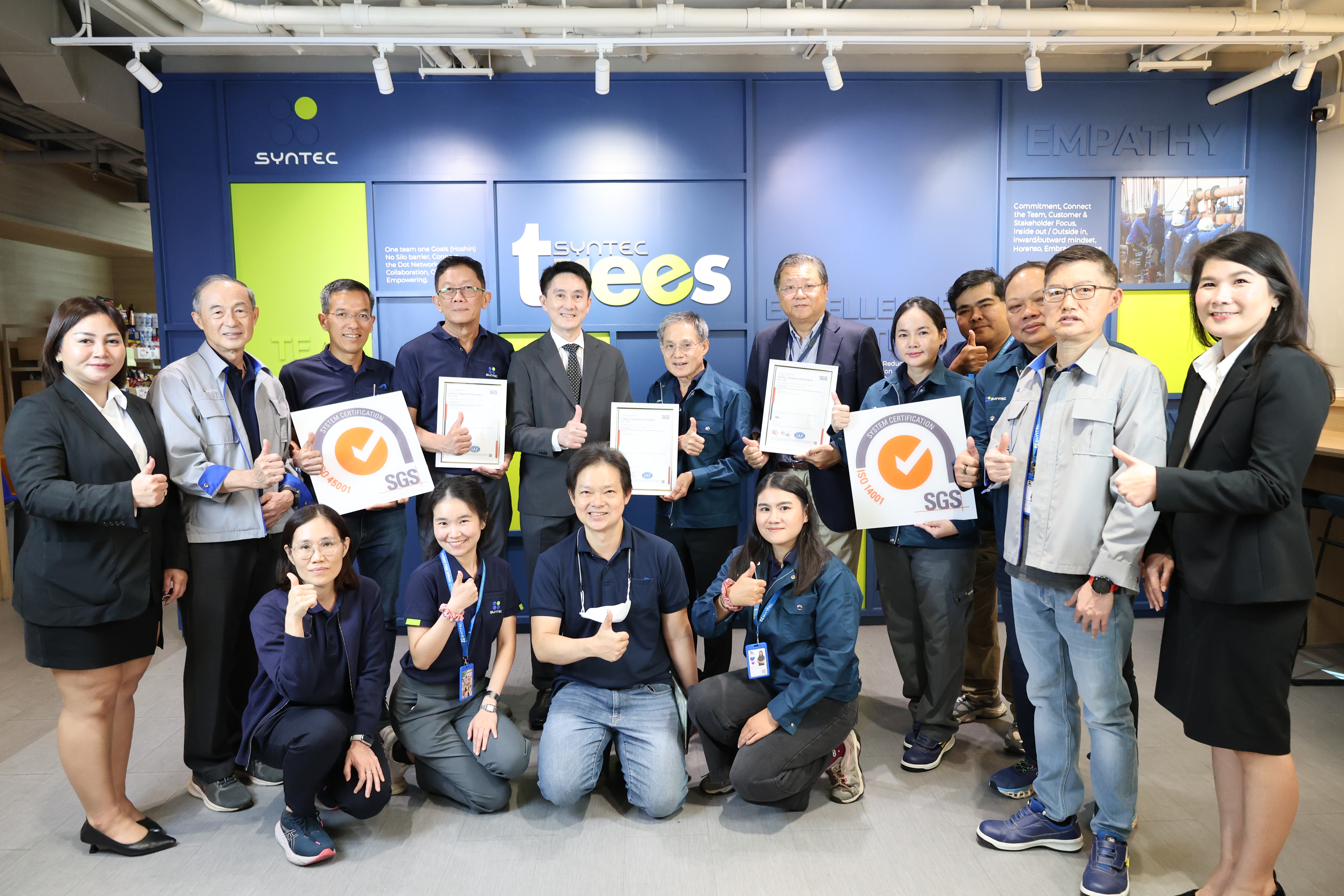 คณะผู้บริหารและทีมงานของ SGS และ Syntec Construction ถ่ายภาพร่วมกันในพิธีรับรอง ISO 14001:2015 และ ISO 45001:2018