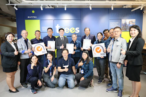คณะผู้บริหารและทีมงานของ SGS และ Syntec Construction ถ่ายภาพร่วมกันในพิธีรับรอง ISO 14001:2015 และ ISO 45001:2018