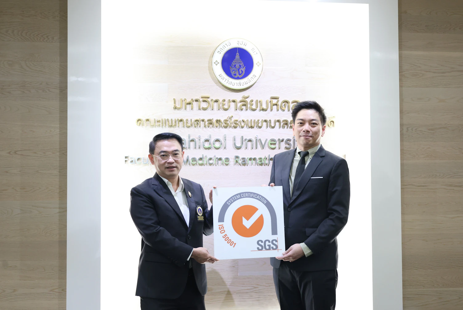 ผู้แทน SGS มอบใบรับรองระบบการจัดการพลังงาน ISO 50001:2018 แก่ผู้แทนคณะแพทยศาสตร์โรงพยาบาลรามาธิบดี