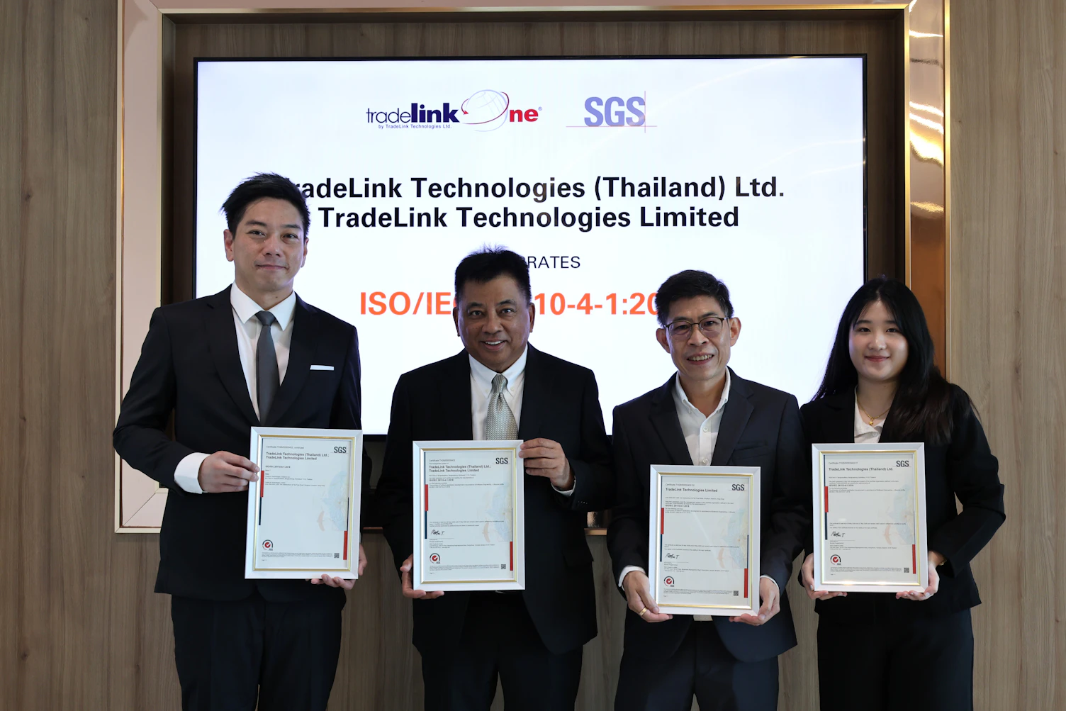 ภาพถ่ายร่วมทีมผู้บริหาร TradeLink Technologies หลังได้รับการรับรองมาตรฐาน ISO/IEC 29110