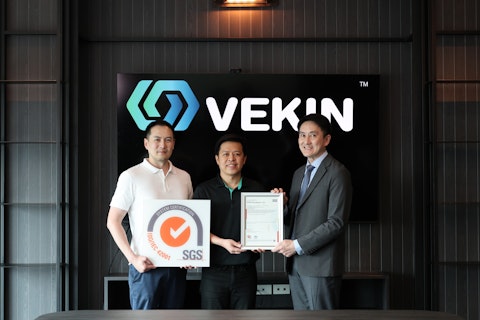 ภาพพิธีมอบใบรับรอง ISO/IEC 42001 ให้ VEKIN โดย SGS Thailand