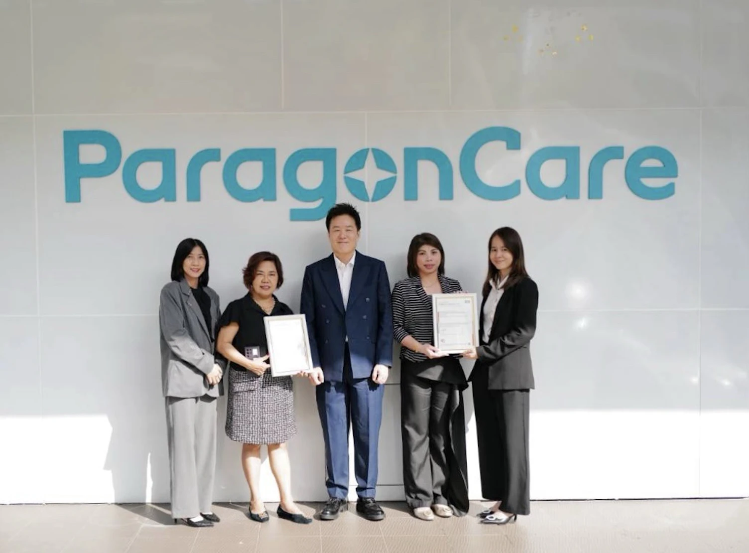 Ms. Chanipa Kaewmool of SGS presenting WHO GDP certification to Mr. Seok Sangyup, Asia General Manager of Paragoncare Thailand.