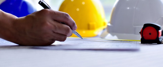 Architekten-Arbeitstisch mit Schutzhelm