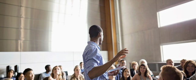 ผู้ชมกำลังฟังคลิปการนำเสนอ