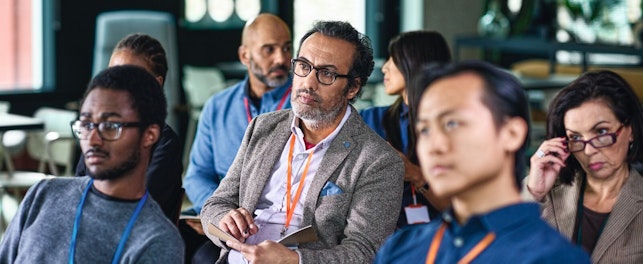 Hommes participant a une conference