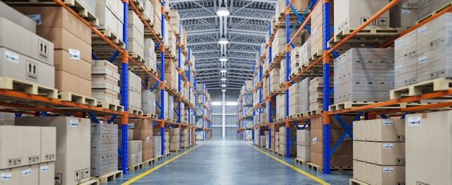 Entrepot avec carton sur etageres
