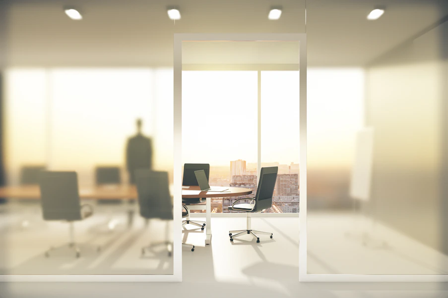 Salle de réunion avec murs en verre dépoli