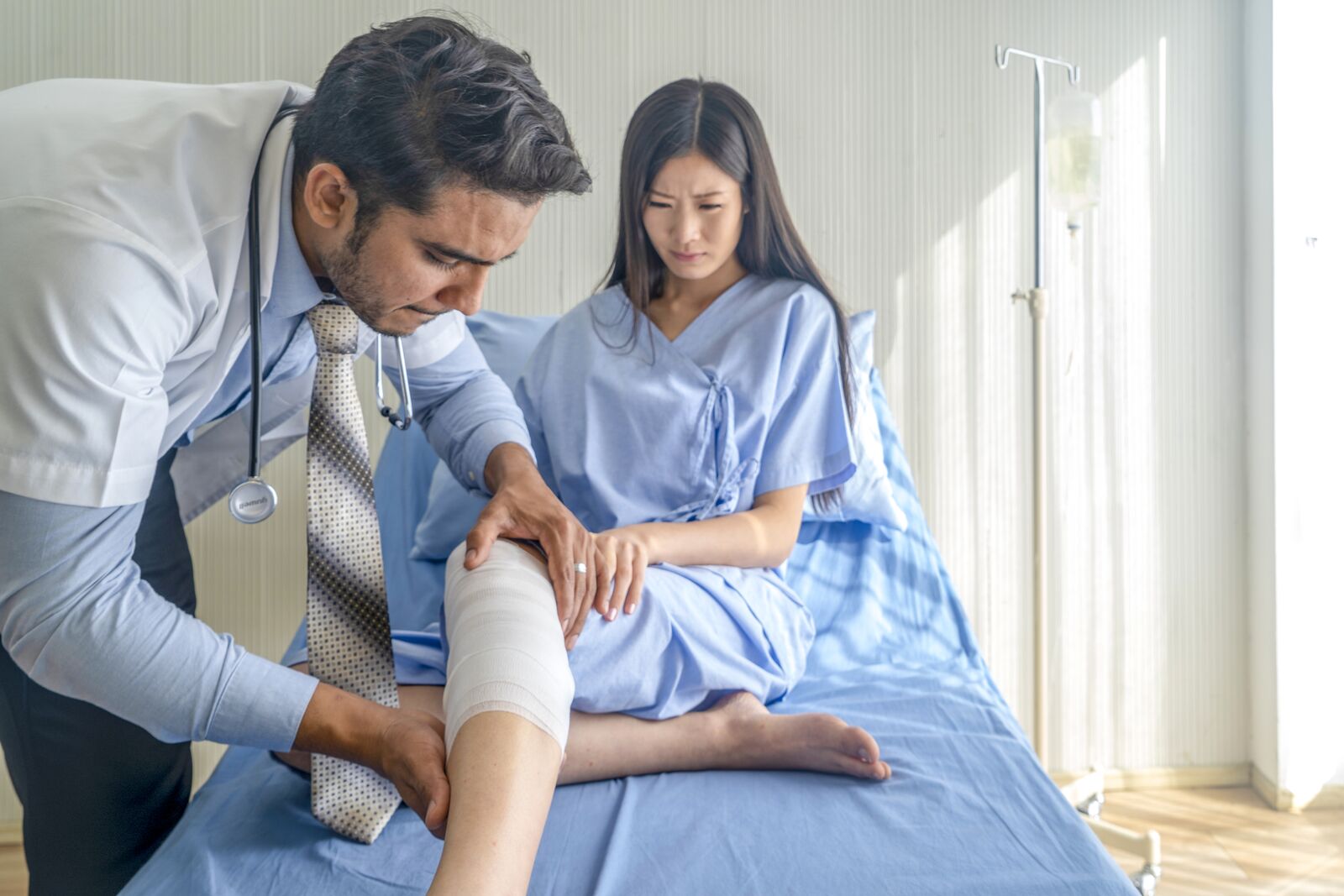 Patiente examinee par un medecin dans un ESSMS