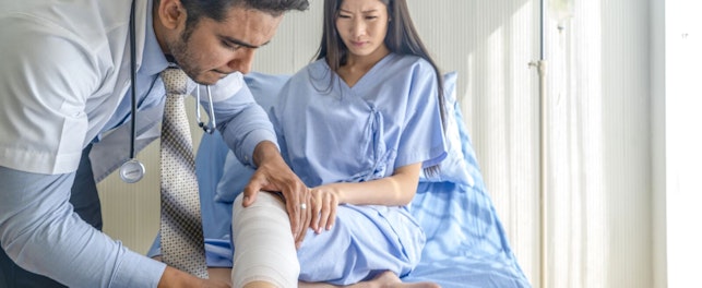 Patiente examinee par un medecin dans un ESSMS