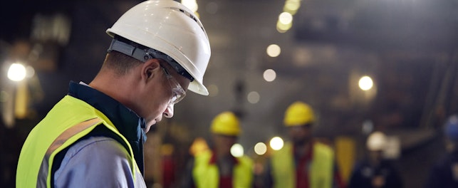 Opérateur industriel utilisant une tablette numérique dans une usine