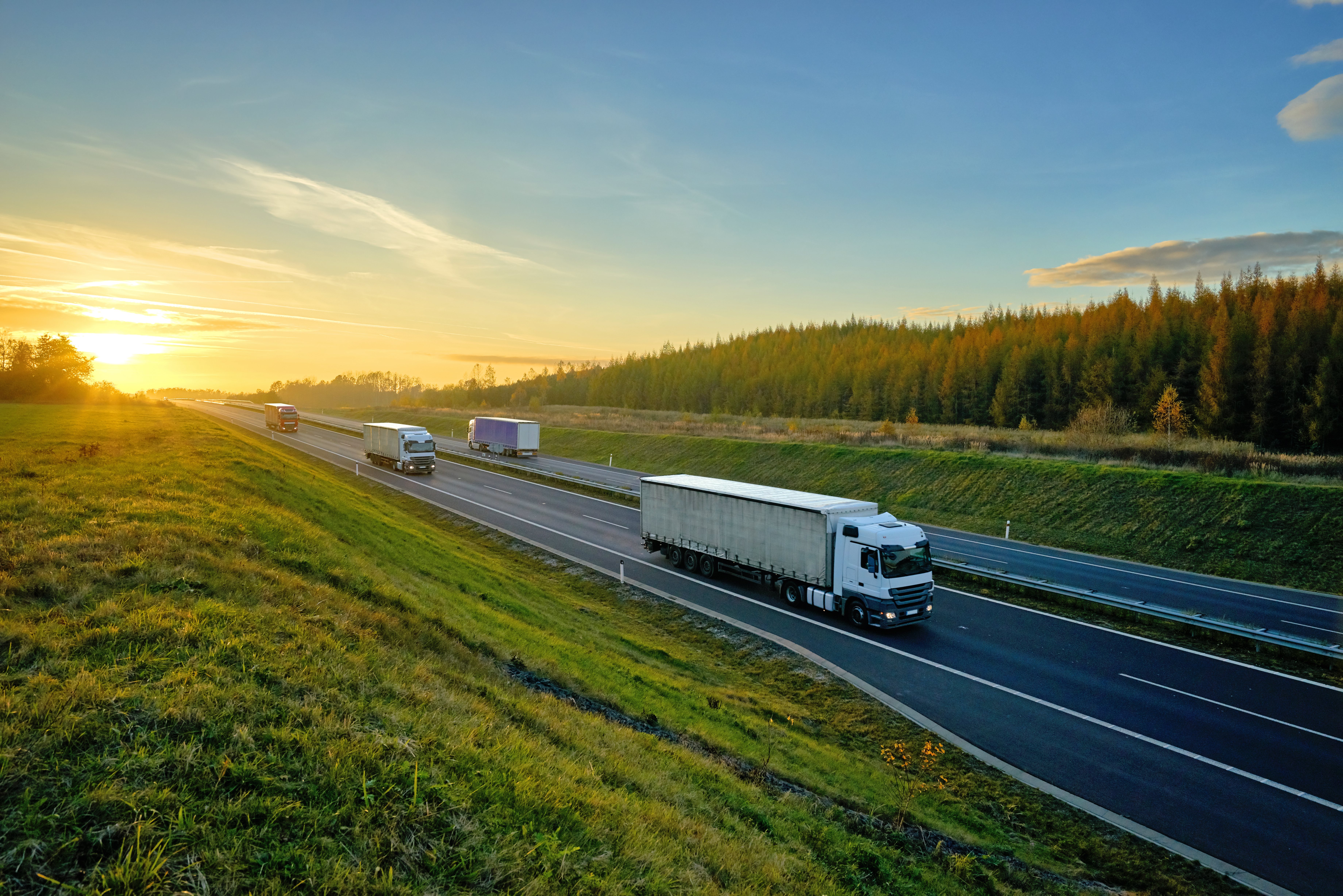  Lastwagen fahren auf der Schnellstraße