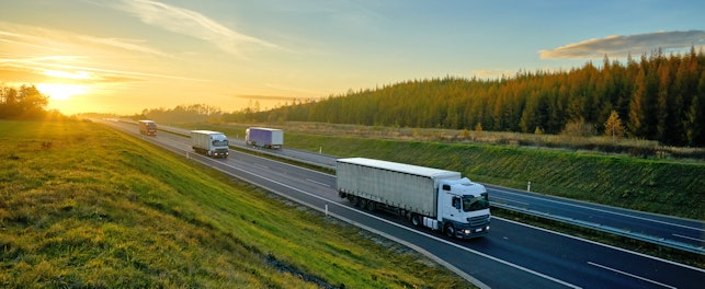 Lastwagen fahren auf der Schnellstraße