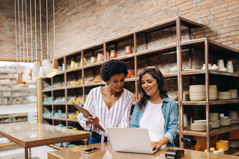 Como o envolvimento dos colaboradores contribui para clientes mais satisfeitos