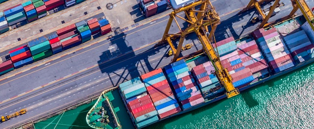 ilmakuva konttilaivasta satamassa