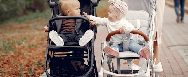 Bébés en promenade dans leur poussette