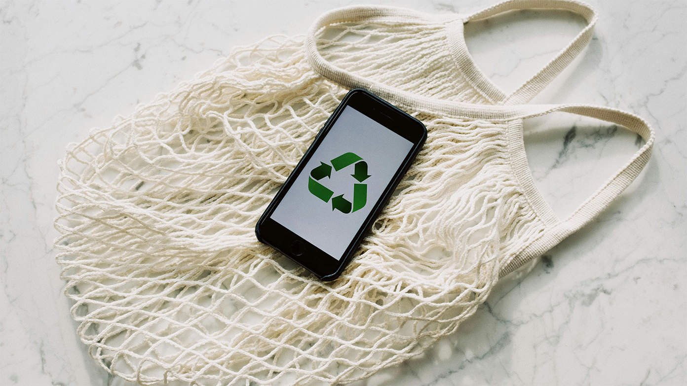 Sac réutilisable en coton avec un smartphone affichant le logo du recyclage