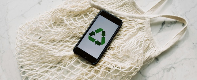Sac réutilisable en coton avec un smartphone affichant le logo du recyclage