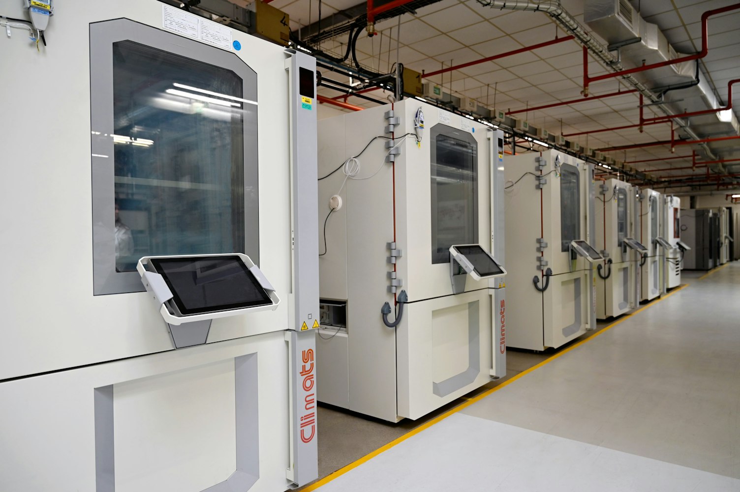 Enceintes climatiques de test en ligne dans un laboratoire industriel