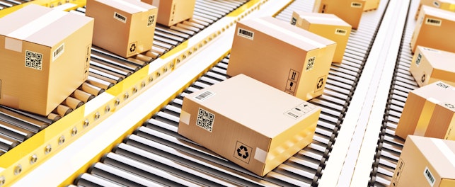 Cartons sur ligne de convoyage dans un centre logistique