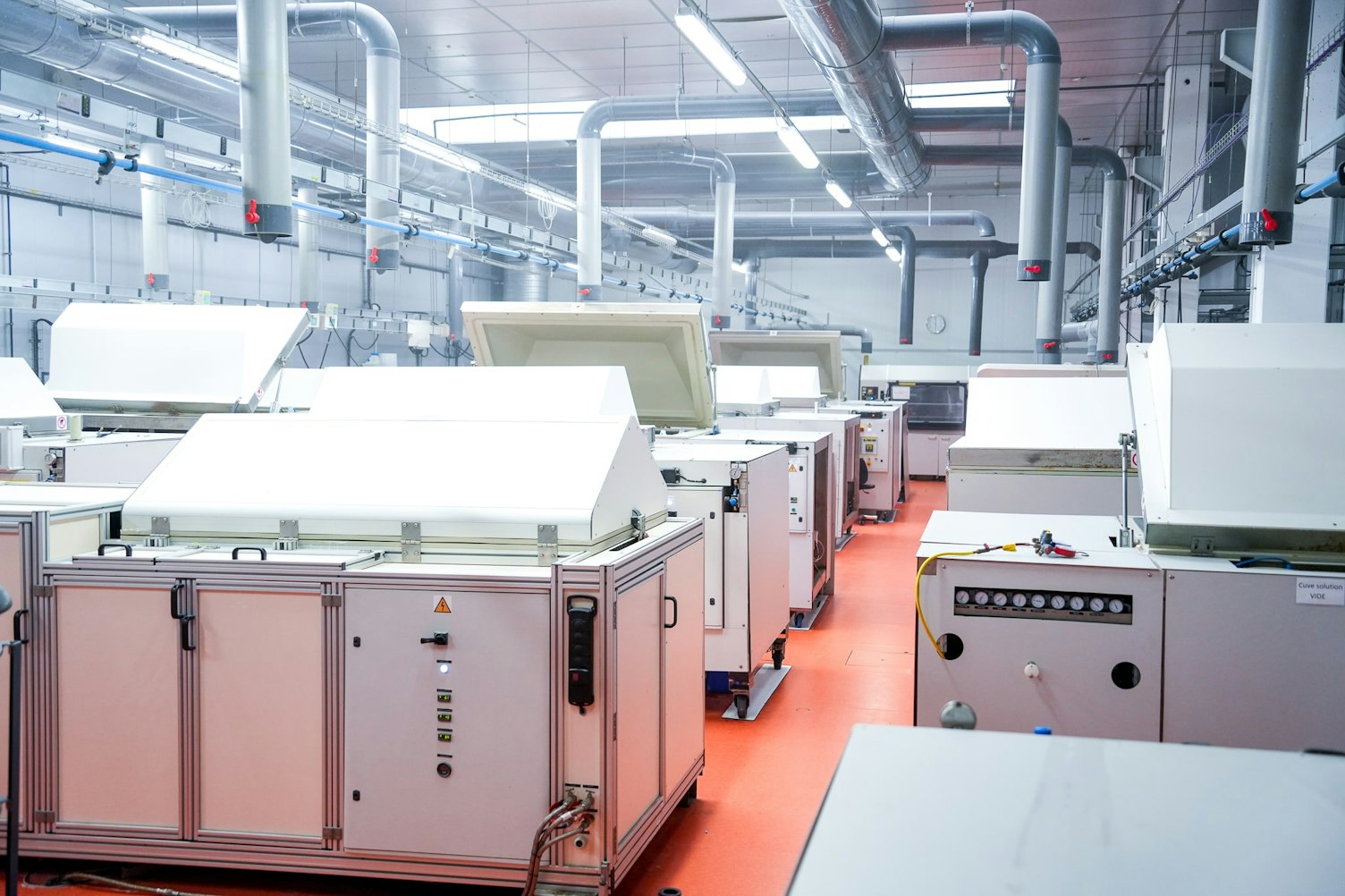 Chambre de brouillard salin dans un laboratoire de tests de corrosion