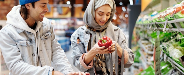 Casal no supermercado