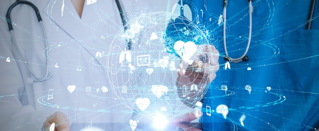 Médecins utilisant une tablette numérique avec des icônes de santé en hologramme, illustrant la santé numérique et la technologie médicale.