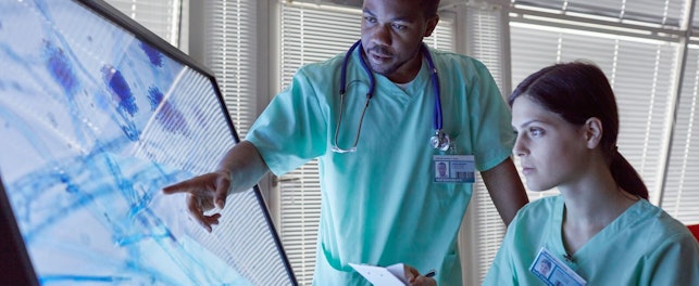 Docteur examinant un microscope grossissant