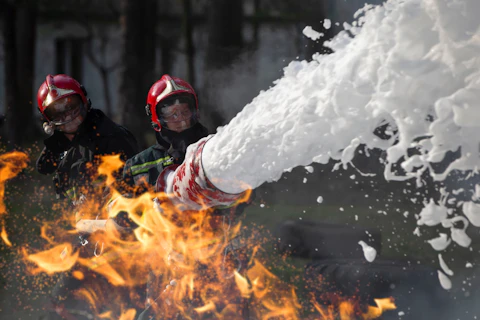 Extinguir un incendio con espuma