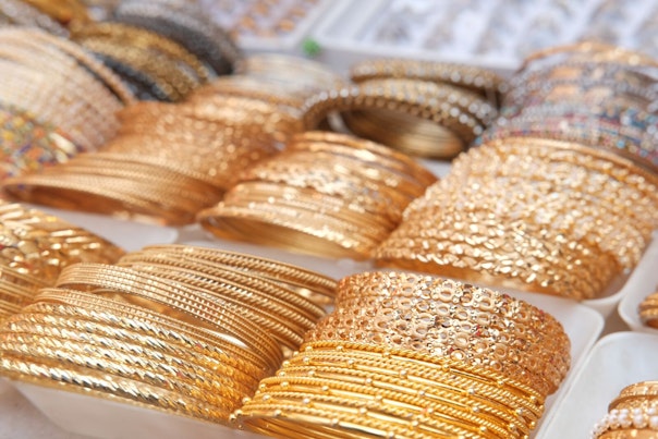 Goldene Armbänder