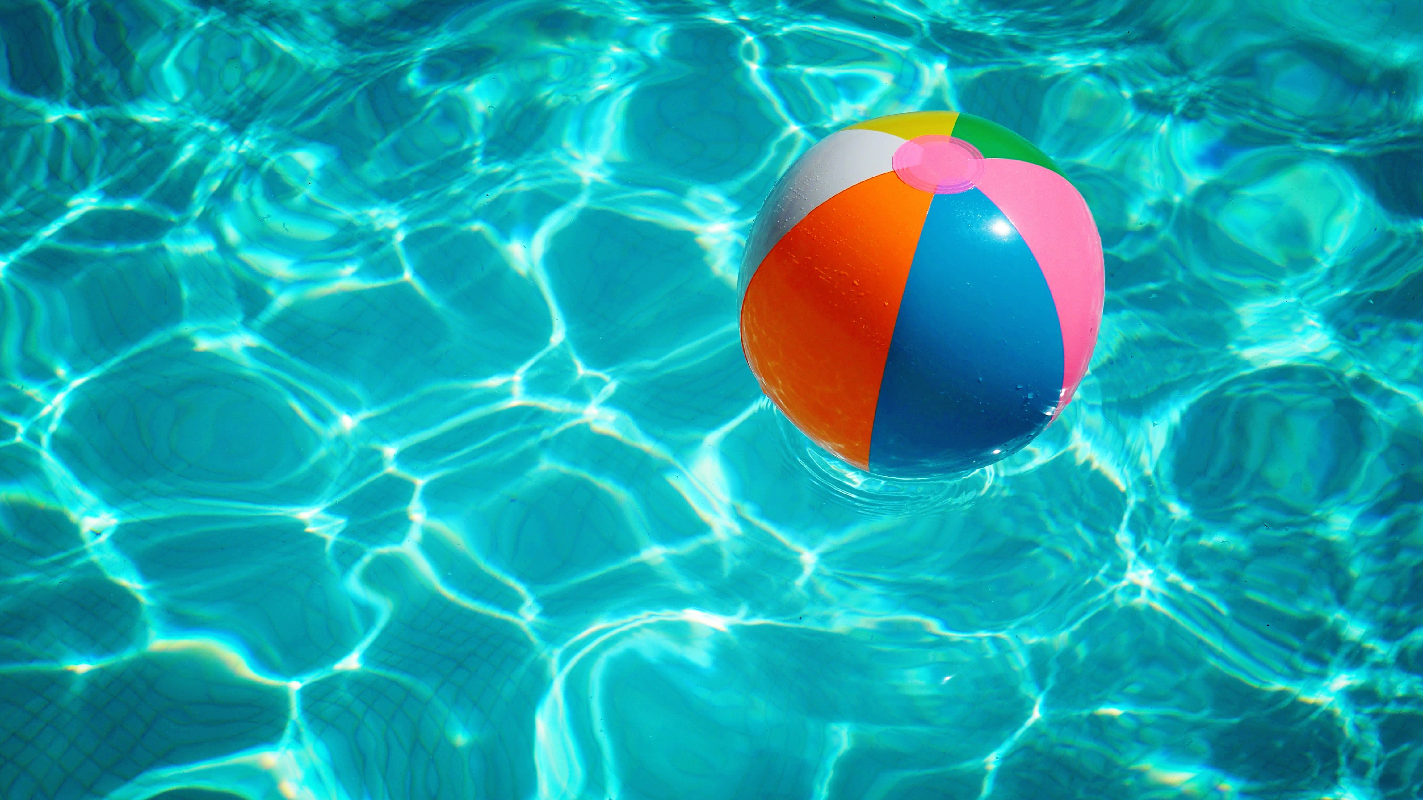 Un ballon gonflable dans une piscine