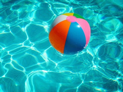Un ballon gonflable dans une piscine